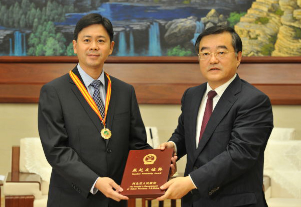 Zhang qingwei, premier of Hebei presented award to Jimmy Yun Tianjushi's chief environmental scientist